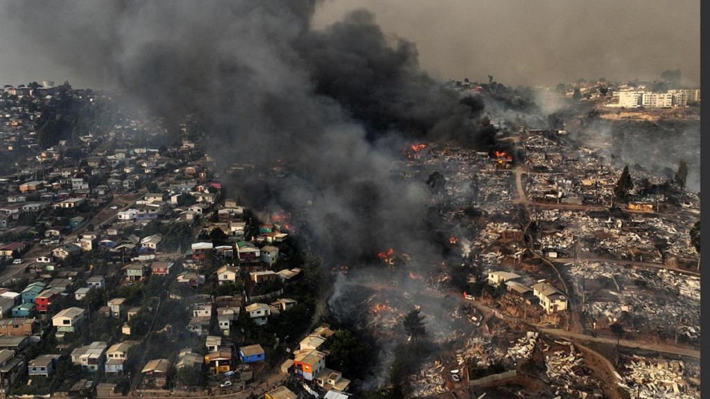  Boric anunció medidas para socorrer a los afectados por los incendios en Chile 