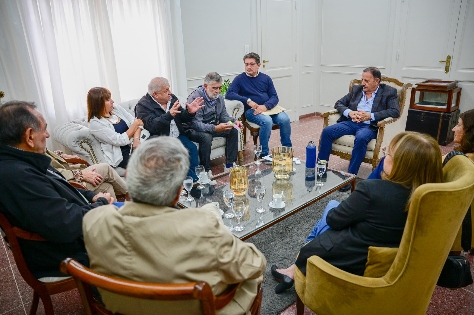 El gobernador Ricardo Quintela se reunió con miembros de la Asociación de Ex-presos Políticos previo a las actividades para conmemorar el 24M