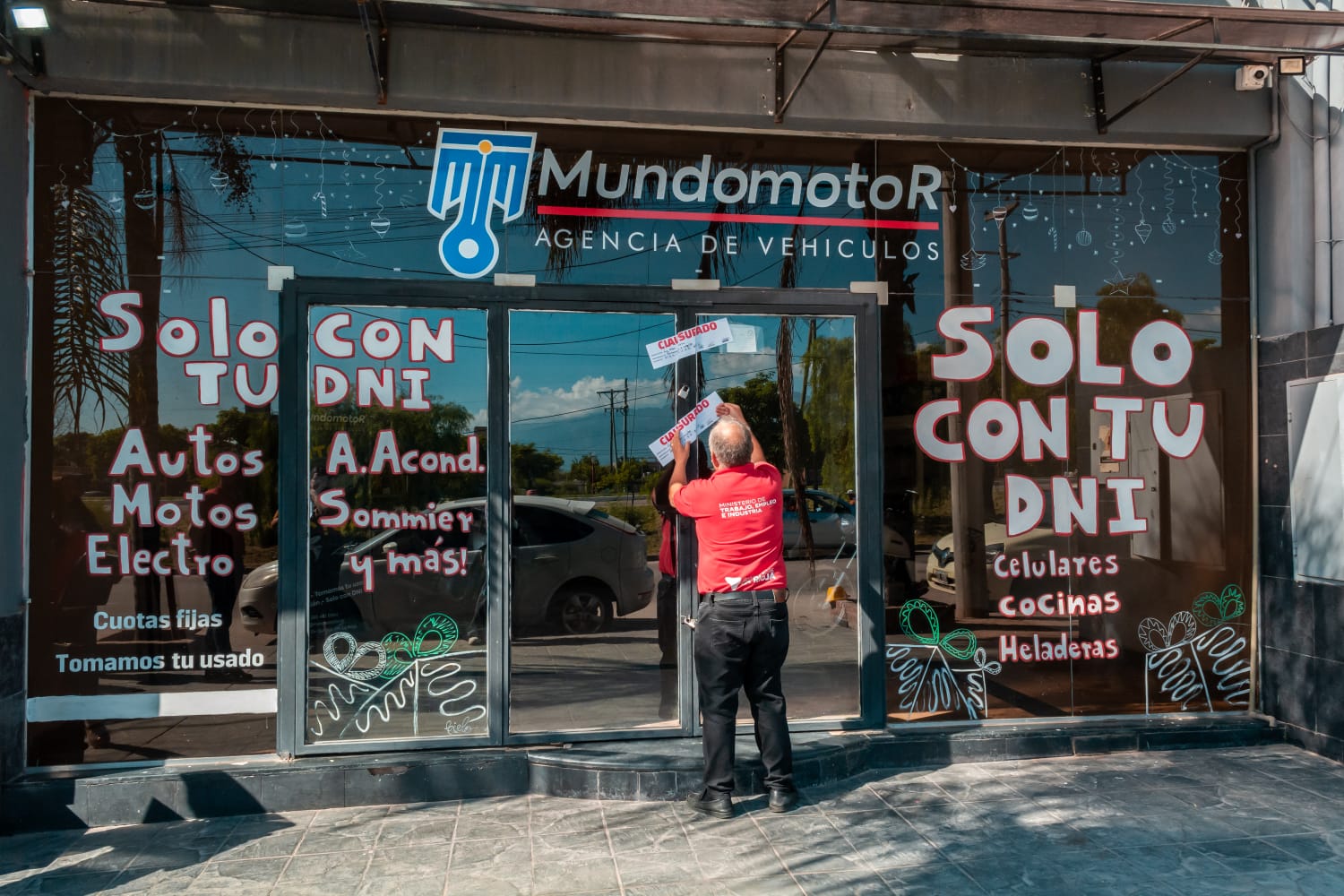Comercio Interior clausuró local de la empresa MUNDO MOTOR