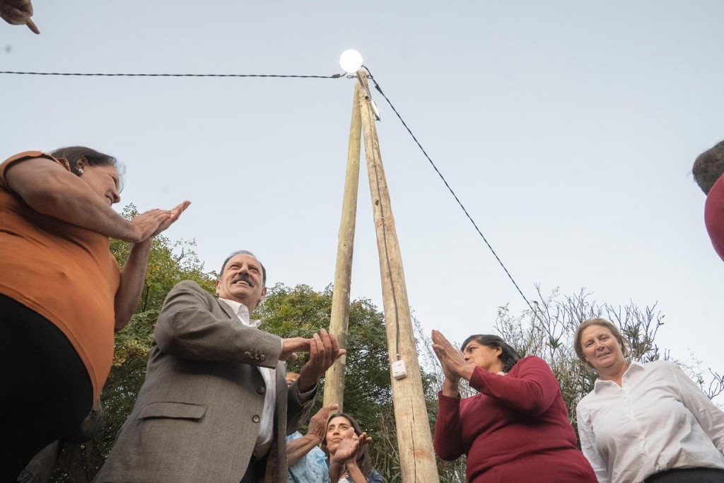 Luz para Los Noriega: el gobernador inauguró obra de electrificación rural
