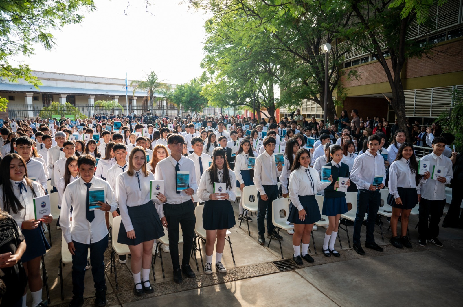 Estudiantes de escuelas secundarias realizaron promesa histórica a la nueva Constitución Provincial