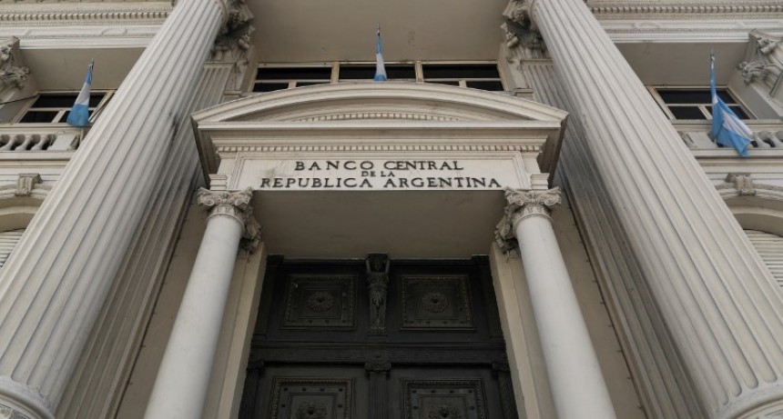 Las reservas caen USD 1.300 millones desde el pico, pero el Gobierno confía en acumular dólares sin intervenir 