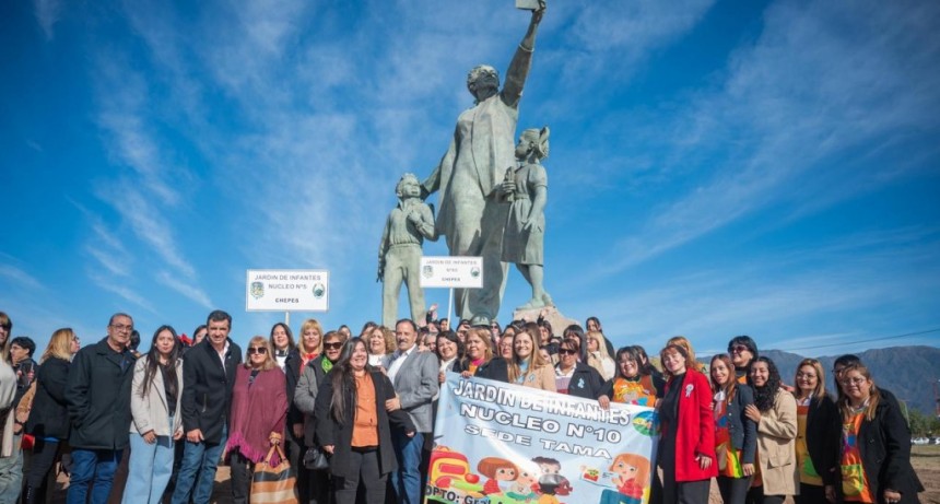 La Provincia homenajea a Rosario Vera Peñaloza y su legado con un majestuoso monumento 